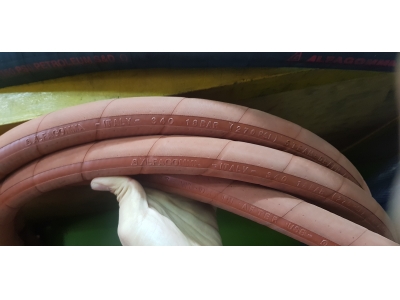 食品級橡膠軟管在使用中會出現(xiàn)哪些故障